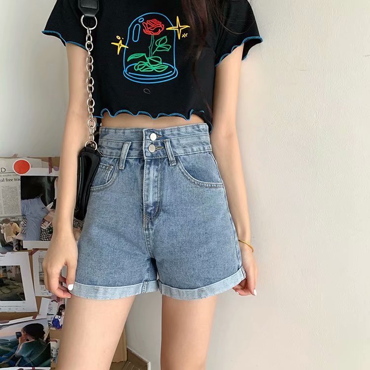 Women's Denim Shorts Are Loose And Versatile