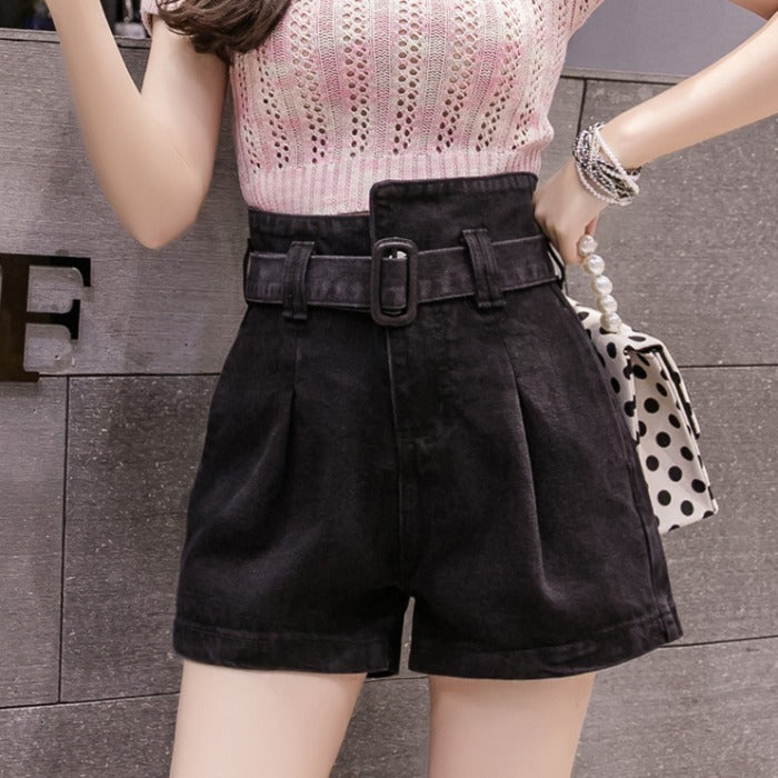 Women's Denim Shorts Are Loose And Versatile